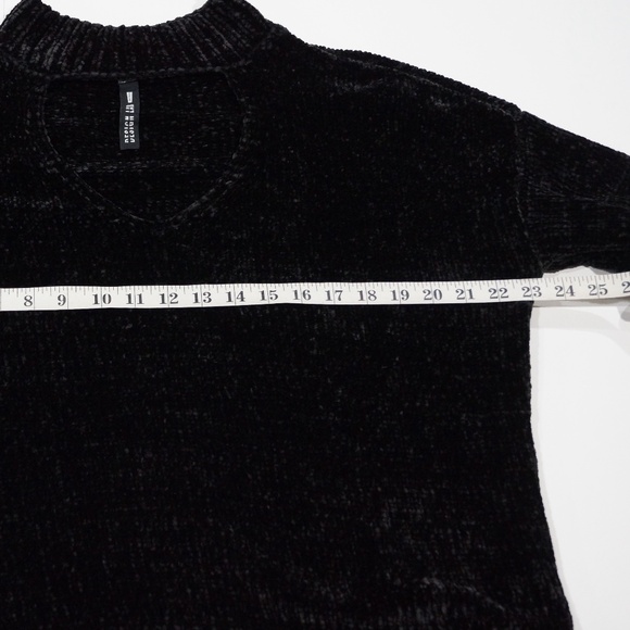 Design Lab - Black Chenille Cut-out Sweater. One Size. - Picture 4 of 10